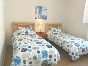 dwa łóżka ustawione obok siebie w sypialni w obiekcie Apartamento Ossuna w mieście La Laguna
