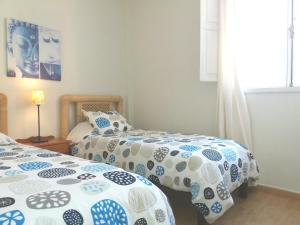sypialnia z dwoma łóżkami i oknem w obiekcie Apartamento Ossuna w mieście La Laguna