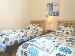 Łóżko lub łóżka w pokoju w obiekcie Apartamento Ossuna