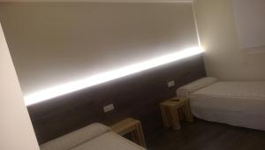 um quarto com uma cama e uma luz na parede em El Raco De Navarrete em Cabanes