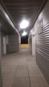 卡巴內斯的住宿－埃爾拉克德納瓦雷特賓館，车库里一个空的走廊,有光线