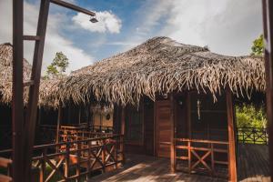 a straw hut with a thatched roof at Uni Rao Centro Ecológico in Pucallpa