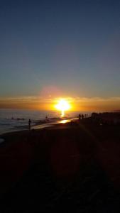 puesta de sol en la playa con puesta de sol en Ymcamar en Monte Hermoso