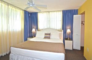Postel nebo postele na pokoji v ubytování Sunrise Suites Big Kahuna Suite #202