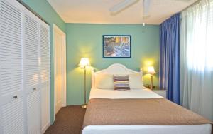 Postel nebo postele na pokoji v ubytování Sunrise Suites Big Kahuna Suite #202
