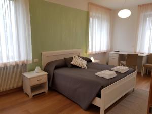 ein Schlafzimmer mit einem Bett und einem Tisch in einem Zimmer in der Unterkunft I Personaggi in Udine