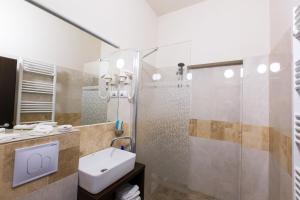 Bathroom sa Prestige Hotel