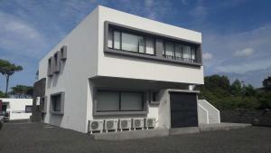 a white house with a lot of windows at AL - BOA NOVA in Madalena