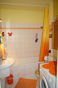 ein Bad mit einem Waschbecken, einem WC und einer Dusche in der Unterkunft 2-Zimmer-Ferienwohnung "Gärten der Welt" in Berlin