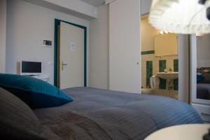 リオネーロ・イン・ヴルトゥレにあるVia Roma 205のベッドルーム1室(ベッド1台付)、バスルーム(シンク付)
