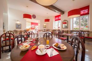 Un restaurante o sitio para comer en Hôtel Miléade Le Domaine de la Blairie - Saumur