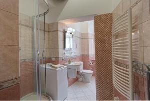 カルロヴィ・ヴァリにあるKarlovy Vary Zamecky Vrchのバスルーム(トイレ、洗面台、シャワー付)