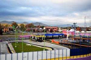 un parque infantil en una ciudad con ciudad en Rivergate Mountain Lodge en Pigeon Forge