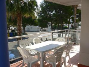 - Balcón con mesa blanca y sillas en APCOSTAS - Port Canigo, en Roses