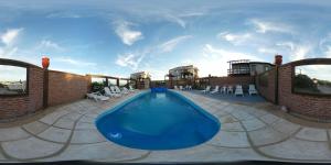 瑪爾德拉斯潘帕斯的住宿－Marina de las Pampas，建筑物屋顶上的游泳池