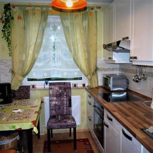 ハノーファーにあるMesse Zimmer in geteilter Wohnungの窓際のキッチン(テーブル、椅子付)