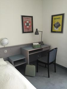Postel nebo postele na pokoji v ubytování Hôtel de France