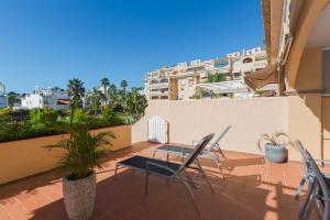 un patio con sedie e un tavolo sul balcone. di SunHome Alamos Torremolinos a Torremolinos