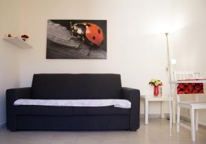 カターニアにあるcasa coccinellaの黒いソファーに 女虫の写真