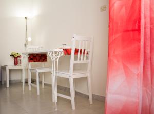 カターニアにあるcasa coccinellaのダイニングルーム(白いテーブル、椅子付)