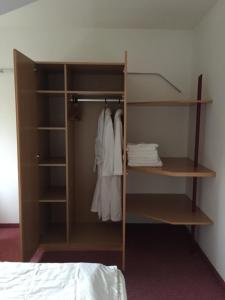 Postel nebo postele na pokoji v ubytování Familien Chalet mit direktem Bademantelgang zur Therme