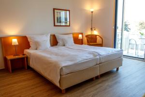 Un pat sau paturi într-o cameră la Inselhotel Rügen