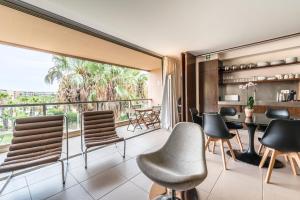 een kamer met een balkon met stoelen en een tafel bij Herdade dos Salgados in Guia