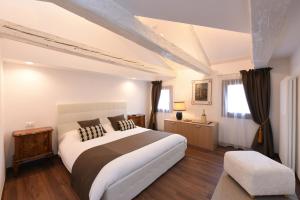 ヴェネツィアにあるスイート アパートメント フラーリのベッドルーム1室(大型ベッド1台付)