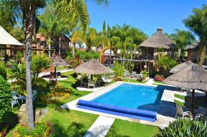 una vista aérea de un complejo con piscina y sombrillas en La Aldea Hotel & Spa en Atlixco