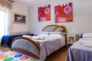 um quarto com duas camas e cartazes na parede em Villa Giovanna em Ragalna