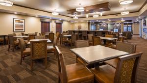 Restoran või mõni muu söögikoht majutusasutuses Best Western Plus Lincoln Inn & Suites