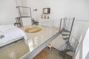 uma escada de vidro num quarto branco com uma cama em LovelyStay - Artsy Real em Lisboa