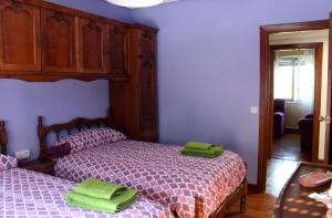 um quarto com 2 camas com toalhas verdes em Apartamento Mendi em Lizarraga