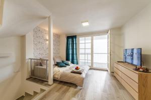 Postel nebo postele na pokoji v ubytování Downtown Royal Apartments