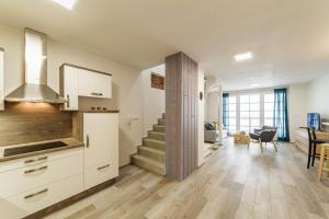 Kuchyň nebo kuchyňský kout v ubytování Downtown Royal Apartments
