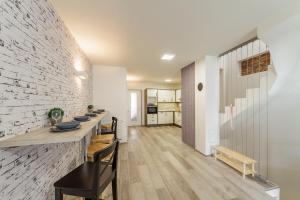 Kuchyň nebo kuchyňský kout v ubytování Downtown Royal Apartments