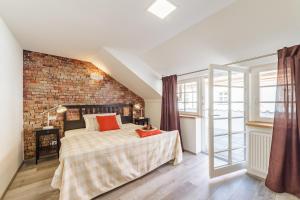 Postel nebo postele na pokoji v ubytování Downtown Royal Apartments
