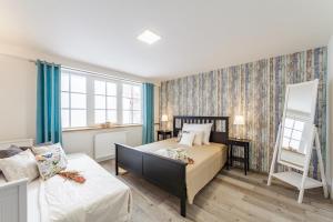 Postel nebo postele na pokoji v ubytování Downtown Royal Apartments