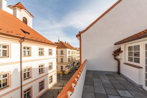 een uitzicht vanaf het balkon van een gebouw bij Downtown Royal Apartments in České Budějovice