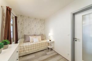 Postel nebo postele na pokoji v ubytování Downtown Royal Apartments