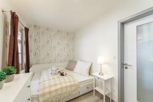 Postel nebo postele na pokoji v ubytování Downtown Royal Apartments
