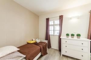 Postel nebo postele na pokoji v ubytování Downtown Royal Apartments