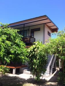 dom ze schodami i drzewami przed nim w obiekcie Thai Terrace Bungalow w mieście Thong Nai Pan Yai
