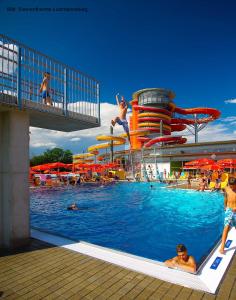 Bazén v ubytování Familien Chalet mit direktem Bademantelgang zur Therme nebo v jeho okolí