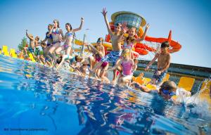 Bazén v ubytování Familien Chalet mit direktem Bademantelgang zur Therme nebo v jeho okolí
