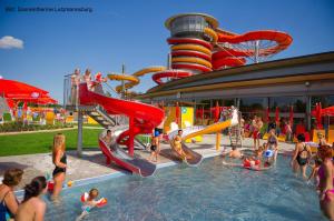 Bazén v ubytování Familien Chalet mit direktem Bademantelgang zur Therme nebo v jeho okolí