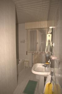 y baño con lavabo, bañera y aseo. en Hotel Quercia Antica, en San Marino