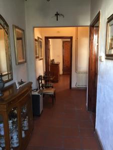 um corredor de uma casa com uma cruz na parede em Casa Valentina em Capannori