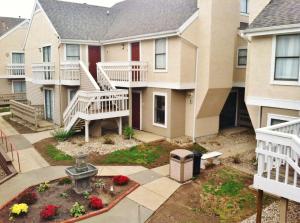an apartment building with a courtyard with a fountain at Affordable Suites of America Grand Rapids in Grand Rapids +3 photos