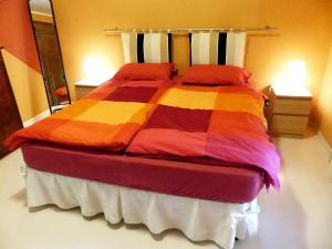 カンノビオにあるPiccola Oasiのベッドルーム1室(カラフルな毛布付きのベッド1台付)